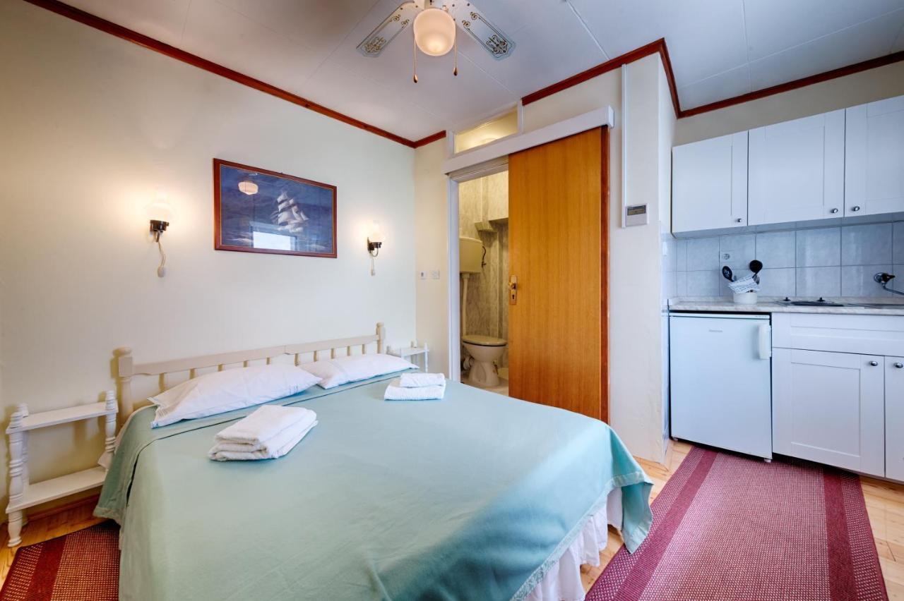 Apartments And Rooms By The Sea Komiza, Vis - 2431 Esterno foto